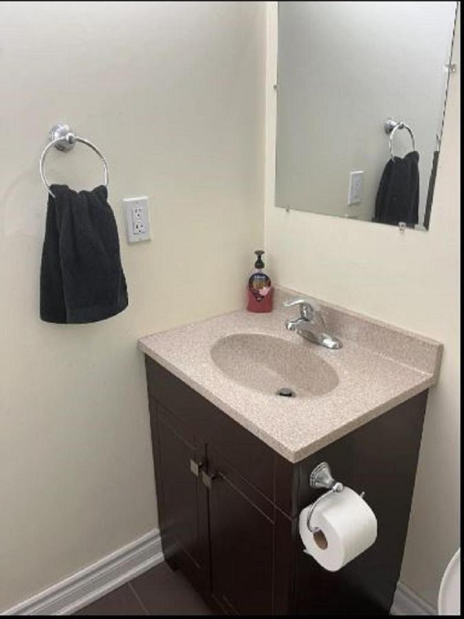 Cozy & Spacious Suite With Private Bathroom Near Toronto Airport ! Mississauga Exterior foto